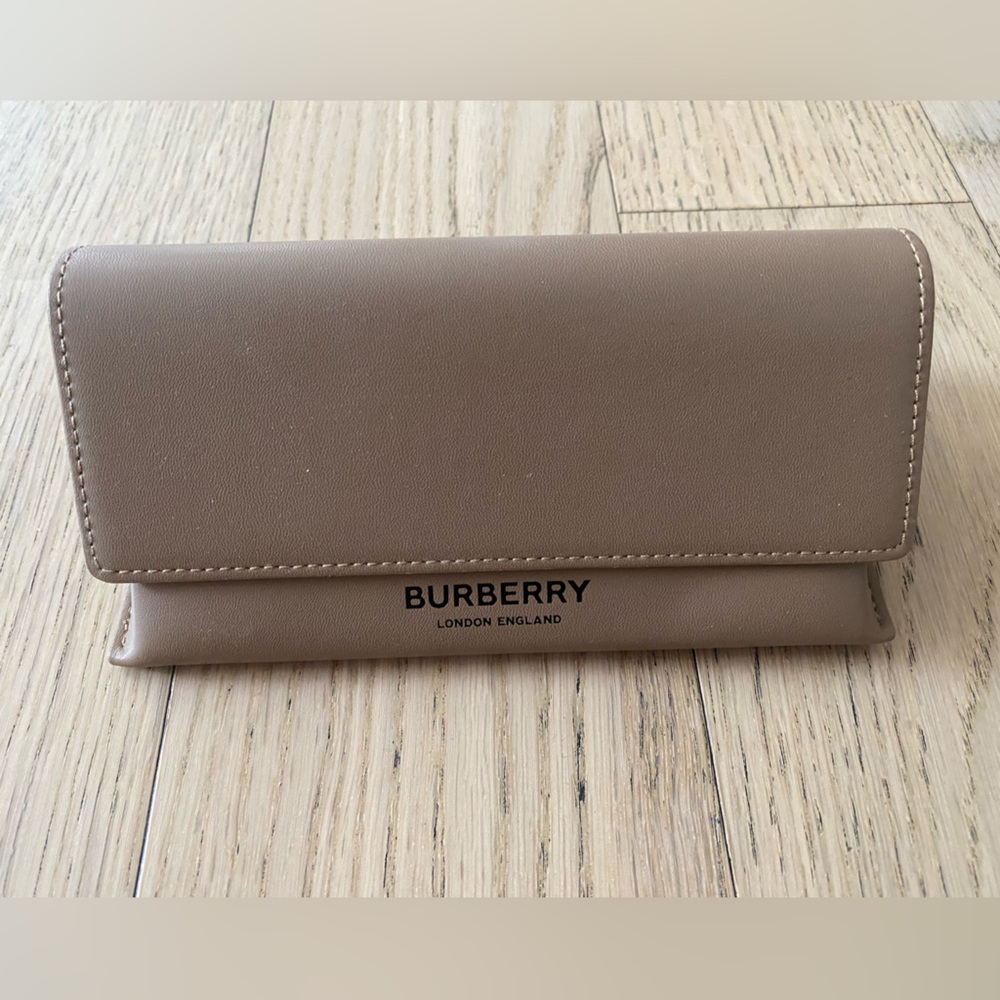 Burberry Ladies Sunglasses. Authentic & brand new. - Picture 5 of 6
